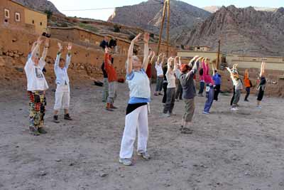 Cours de Qi Gong en pleine nature durant un stage de Qi Gong  au Maroc