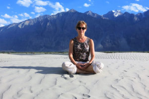 agnès delattre en méditation sur un fond de montagnes